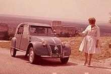 Schon damals konnte der Herr aus Paris mit einem säuselnden 2CV die Schönheiten der Provinz erleben. Foto: PSA/dpp-AutoReporter